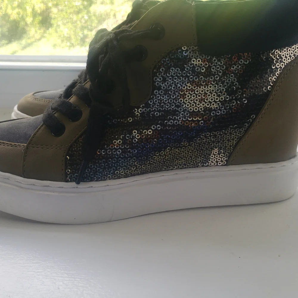 Shoe - Picture 1 of 5